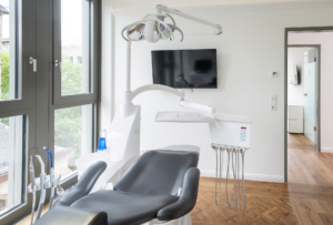 Finndent FD 8000+ B2 Behandlungseinheit mit hängenden Schläuchen